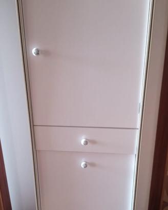 Colonna bagno con cassetto per la biancheria 