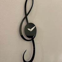 orologio da parete a forma di chiave di violino
