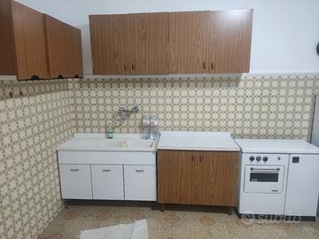  pensili, mobile, lavello e cucina