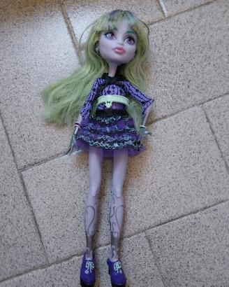MONSTER HIGH TWYLA DOLL