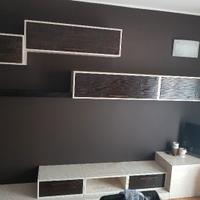 sala completa di tavolo e sedie