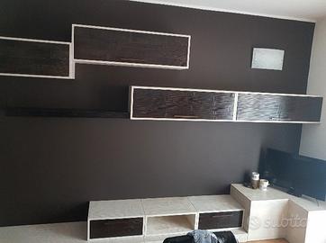 sala completa di tavolo e sedie