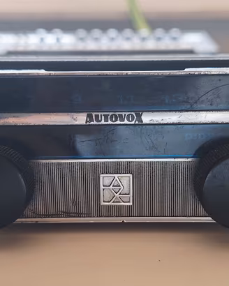 Autoradio d'epoca Autovox con cestello estraibile