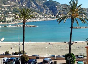 MENTONE Appartamento palazzo sul mare a settembre
