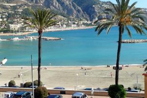 MENTONE Appartamento palazzo sul mare a settembre