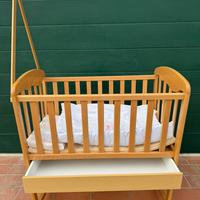 Culla di legno per bambina
