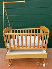 Culla di legno per bambina