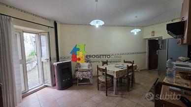 Singola su due livelli con giardino e dependance