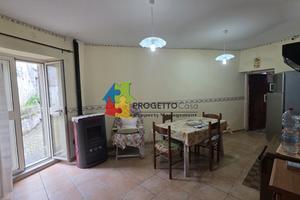 Singola su due livelli con giardino e dependance