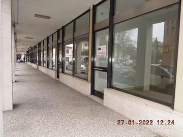 Due negozi in via Verdi