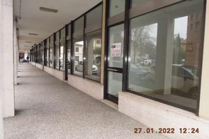 Due negozi in via Verdi
