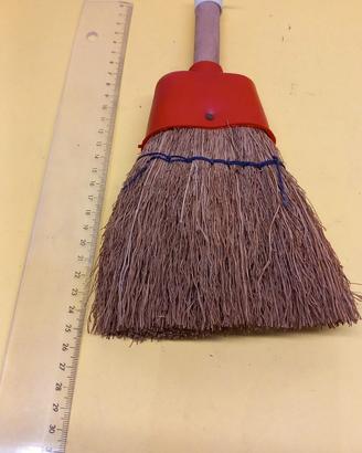 Piccola scopetta in fibra naturale, con gancio per