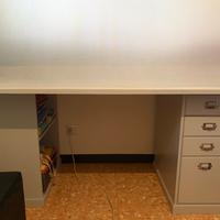 scrivania con cassetti