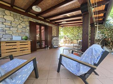 VILLA A SCHIERA D'ANGOLO A ALBINEA