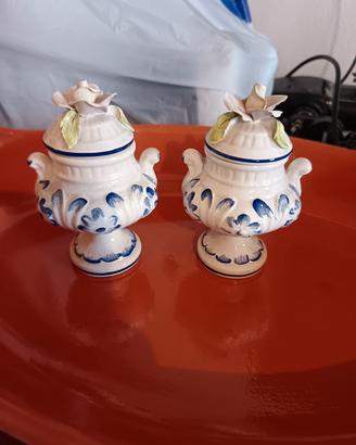 Coppia di vasi/urne in porcellana con coperchio