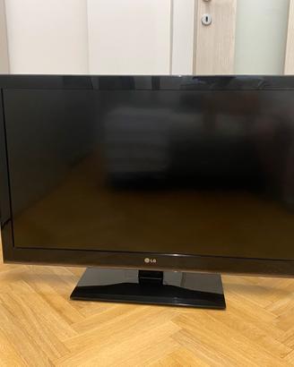 TV LG 42 pollici, cavo alimentazione e telecomando
