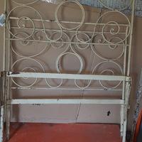 Antico letto in ferro con due immagini dip a mano