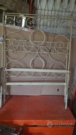 Antico letto in ferro con due immagini dip a mano