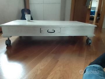 Tavolino da salotto elegantemente vintage