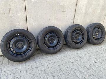 4 gomme invernali Bridgestone 205/60 R16 su cerchi