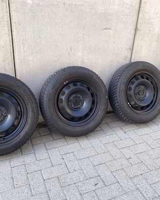 4 gomme invernali Bridgestone 205/60 R16 su cerchi