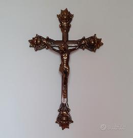 Crocifisso in fusione di ottone anni '70