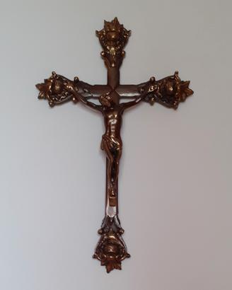 Crocifisso in fusione di ottone anni '70