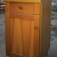 Mobiletto in legno chiaro con cassetto e ripiani