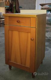 Mobiletto in legno chiaro con cassetto e ripiani