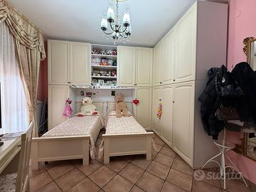 Armadio grande ad angolo con due lettini