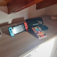 Nintendo Switch con gioco e custodia