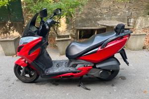 🛵 KYMCO G-Dink 300i con comoda pedana e usb