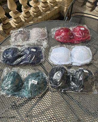 6 Completi di intimo di colori diversi