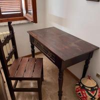 Scrivania con due sedie