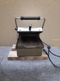 Piastra professionale con piano in ghisa.