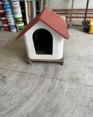 Cuccia per cani con base sottostante per spostanti