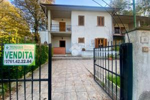 VILLA A SCHIERA A VALENTANO