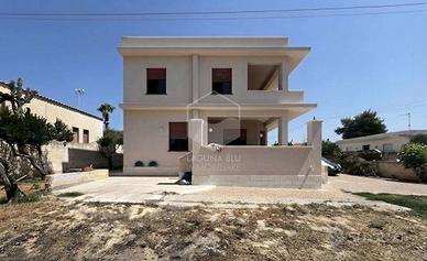 Villa su due livelli con ampio giardino