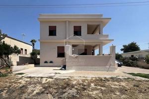 Villa su due livelli con ampio giardino