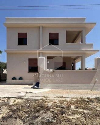 Villa su due livelli con ampio giardino