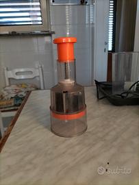 trita cipolle, aglio, sedano, carote  e altro