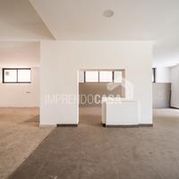 Negozio 109 mq con 2 vetrine in piazza Leoni