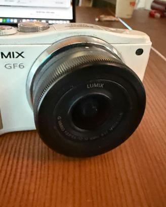 LUMIX GF6 con obiettivo 12-32