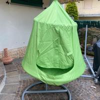 Sedia appesa con basamento