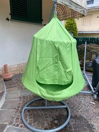 Sedia appesa con basamento