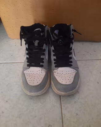 Nike air jordan bianche, nere e grigie
da donna