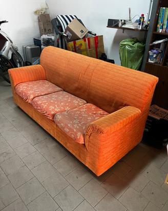 3 DIVANI comodi e resistenti