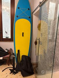 Sup tavola blu e gialla con tutti gli accessori