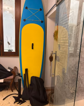 Sup tavola blu e gialla con tutti gli accessori