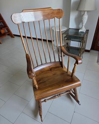 Sedia a dondolo vintage in legno massello